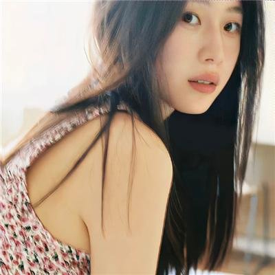 戴流苏耳环的少女